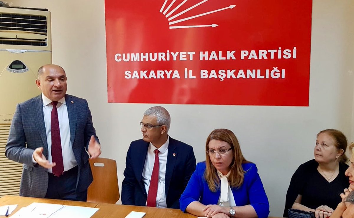 tahsintarhan's tweet photo. Yaklaşan Yerel Seçimler öncesi, yürütülen ‘Aday Belirleme’ çalışmalarımız hakkında İl ve İlçe Örgütlerimizin görüş ve önerilerini almak için CHP Genel Merkezimizin görevlendirmesiyle gelmiş olduğumuz Sakarya İlimizde partililerimizle bir araya geldik.
@GulizarBicer @erdoganisir https://t.co/hdQbDqhwZL