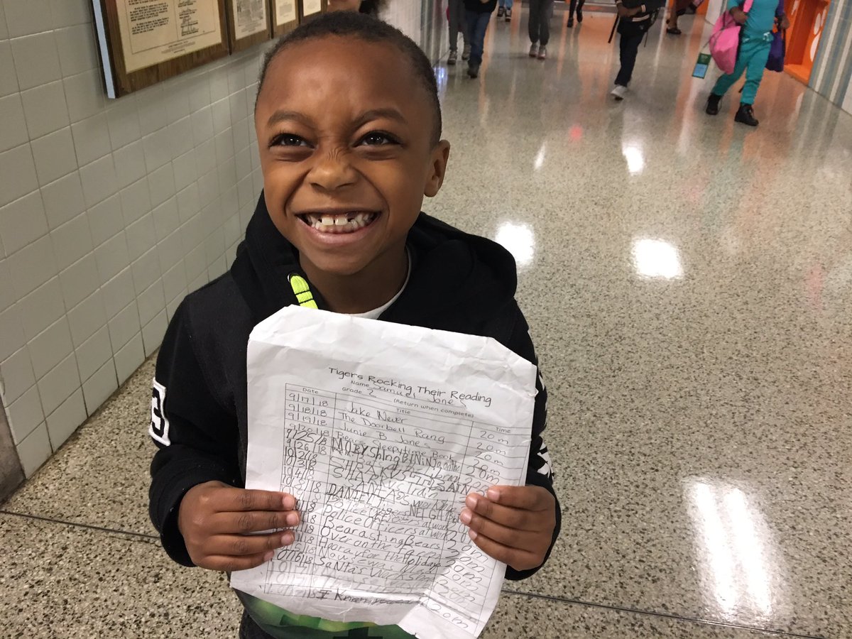 PeakeMightyOaks's tweet photo. Samuel, a 2nd grade scholar from Ms. Kazalski’s class, is thrilled to show the books he has read for at least 20 min each night during October! #talentedtiger #engagedreader #lovethesmile https://t.co/0ZPjA9Ngp0