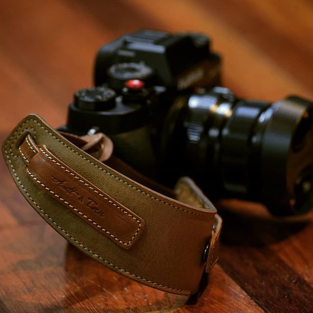 kgo_issan's tweet photo. 素敵なハンドストラップが届きました
#kisou #カシェバナーヌハンドストラップ #革小物 #エイジング #経年変化が楽しみ #アクリュ #卉奏 https://t.co/ilhpSC4gwW https://t.co/nJlWlH8CMZ
