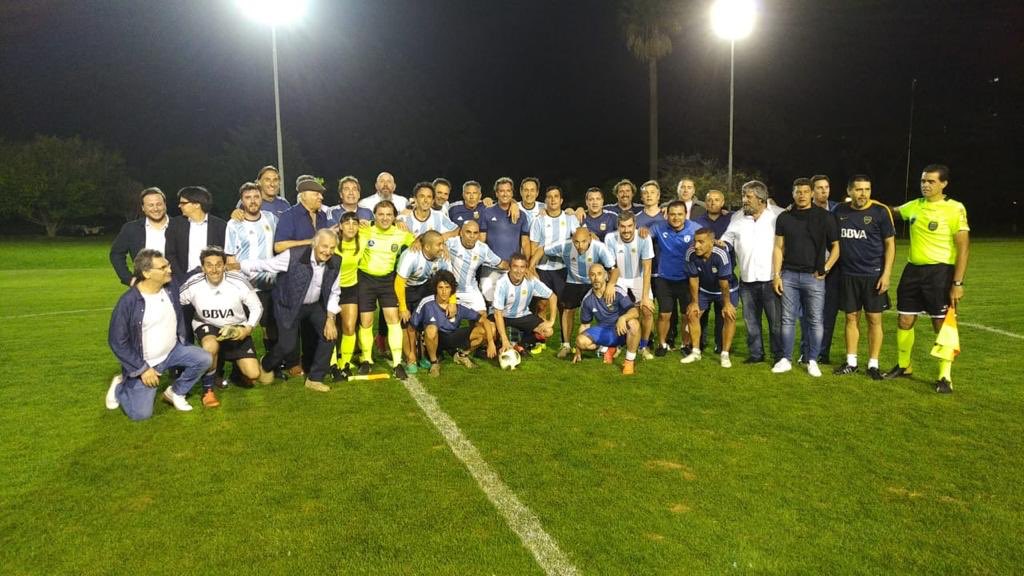 RaulCascini05's tweet photo. Lindo reencuentro con los muchachos! ⚽️ Con el #CheloDelgado nos llevamos el botín de oro!! 🏆 #Roman #Chicho #Battaglia #TitoPompei #Schiavi #LaPaglia #Cagna #Boca #Fútbol https://t.co/LB2hCIdyHe