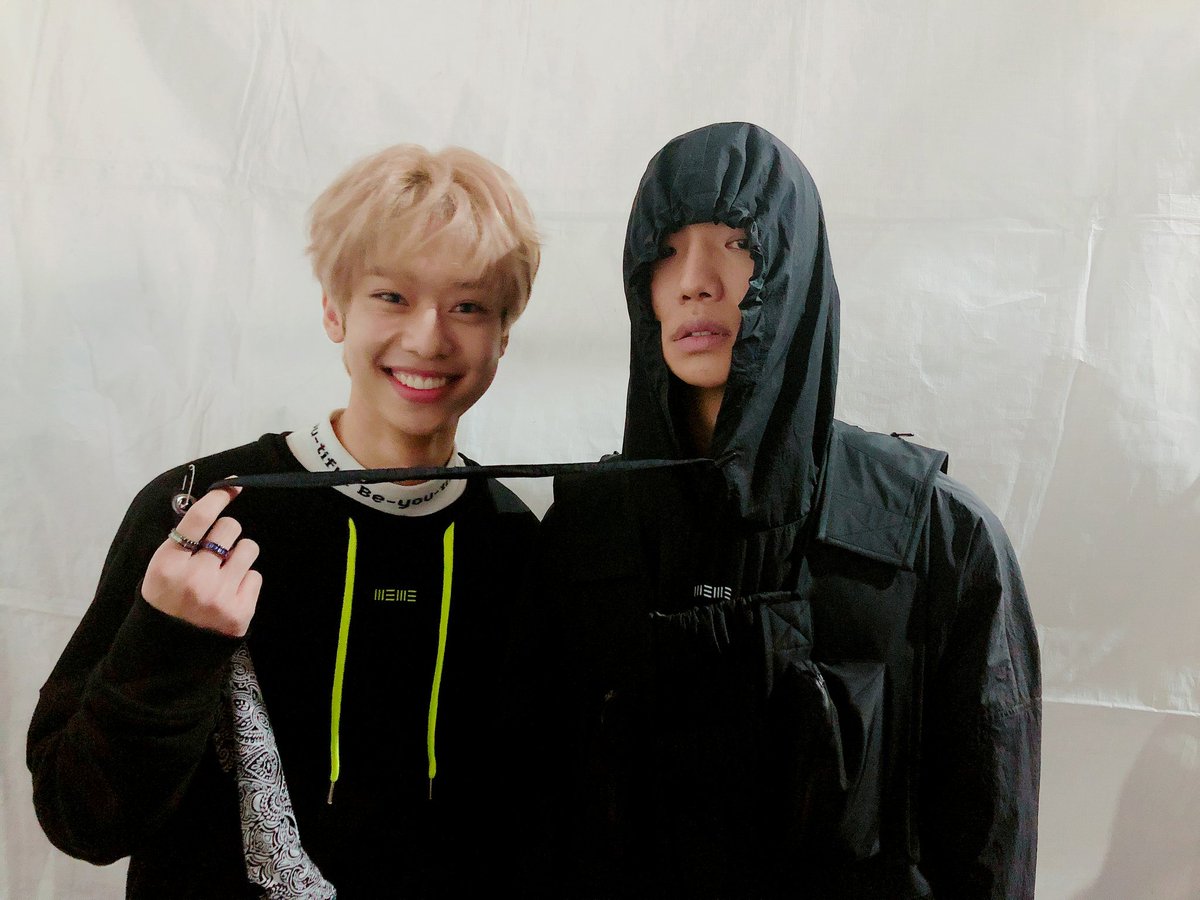 bnmboysofficial's tweet photo. 영민이의 첫 도전 일기!
오늘 모호 브랜드 패션쇼를 서게 되었다! 처음이라 긴장되고 키 큰 모델들 옆에서 쭈글이가 되었지만 최대한 모델인..척?걸어서 많은 분들이 못 알아보셨겠지 나의 자연스러움 ���문에 후훗! 훗날이 기대되는 모델 유망주가 되겠어!(키는 어쩔수 없다..)우유마시고 자야지이!! https://t.co/KfM72WuNEb