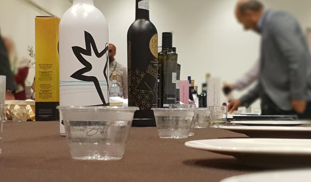 ElaiaZait's tweet photo. #OLivebioteq18 apostando por la economía circular en el olivar. El vaso de cata de #aceitedeoliva #biodegradable y #compable es la solución para erradicar el plastico de la cata #evooplasticfree @tierradolivos https://t.co/pGwilpl6uF