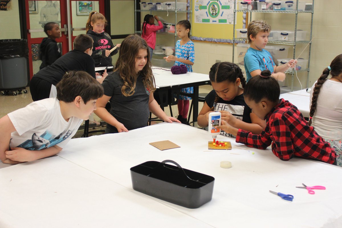 Tech_CoachLloyd's tweet image. The SRI #makerspace is a popular place! Mrs. @CThacker_3&apos;s 3rd graders are creating Native American artifacts #cuprunnethover #techcoach #makerspace #sangareeintermediate