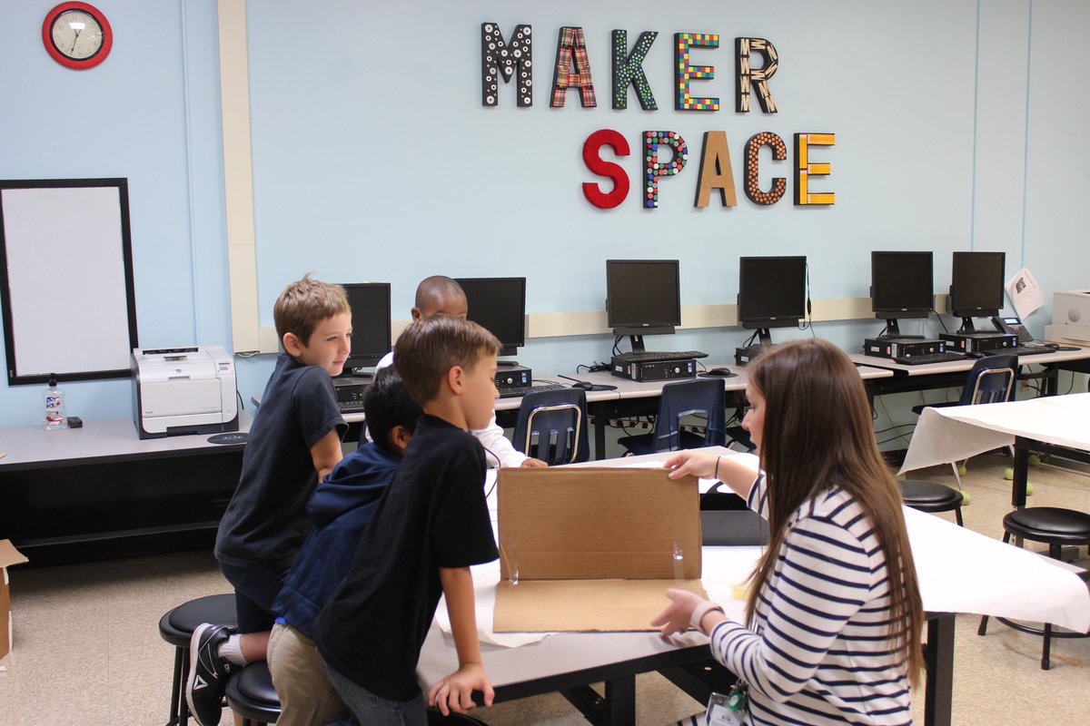 Tech_CoachLloyd's tweet image. The SRI #makerspace is a popular place! Mrs. @CThacker_3&apos;s 3rd graders are creating Native American artifacts #cuprunnethover #techcoach #makerspace #sangareeintermediate