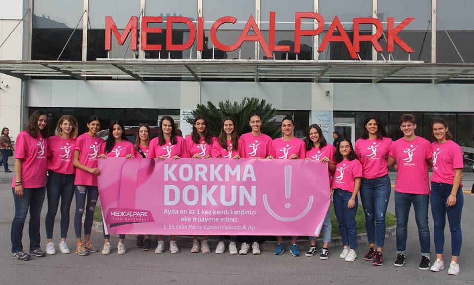 KARŞIYAKALI VOLEYBOLCULAR
MEME KANSERİNE DİKKAT ÇEKTİ
Meme Kanseri Farkındalık Ayı etkinlikleri kapsamında Karşıyaka Kadın Voleybol Takımı hastanemize gelerek meme ultrasonu çekildiler ve meme muayenesinden geçtiler. @KSKVoleybol 
#memekanserifarkındalıkayı