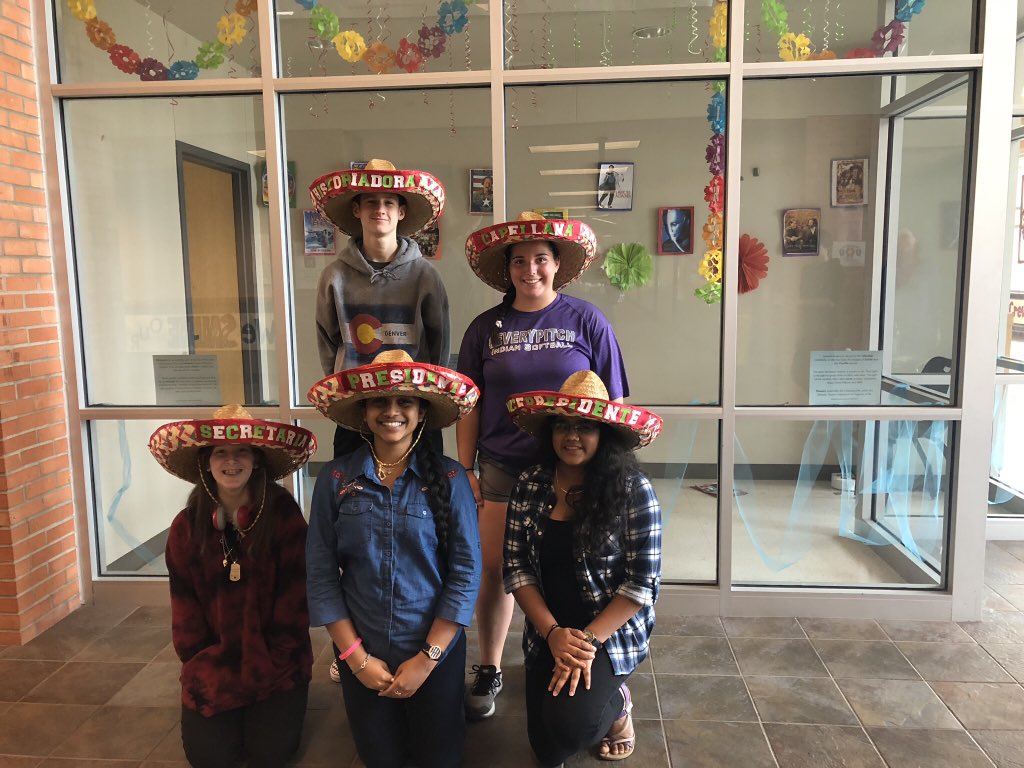 PnghsC's tweet photo. Spanish club officers are excited to present a Robin Williams ofrenda for Día de muertos #spanishclub #PNGHS https://t.co/94FY5VNLrF