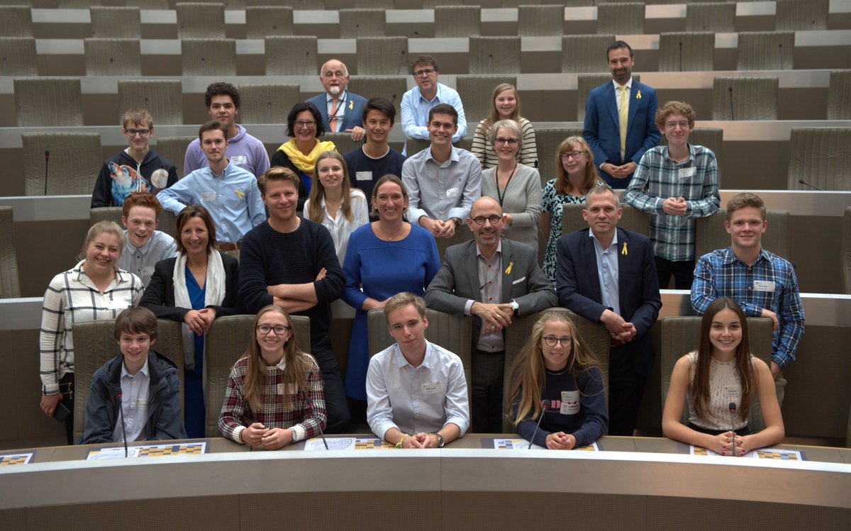 NVA_VlaParl's tweet photo. Vandaag is het #YOUCA Action Day! De N-VA-parlementsleden in @vlaparl doen mee en zetten 20 leerlingen aan het werk. Hun loon gaat naar een goed doel. @YOUCA_vzw #YOUCA2018 #YAD #YOUCA18 https://t.co/cY7XPpZJrf