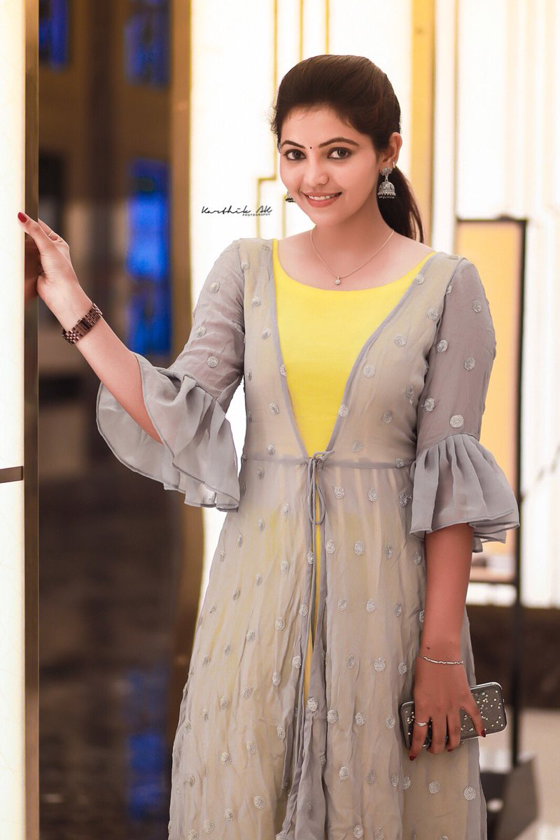 Mathuraaaaa's tweet photo. விழீயீர்ப்பு விசை என்மீது உன் கண்களால் 😘😘😘 @AthulyaOfficial

#காதலிசம் 💘💘💘 https://t.co/5ZNgnr0M3w