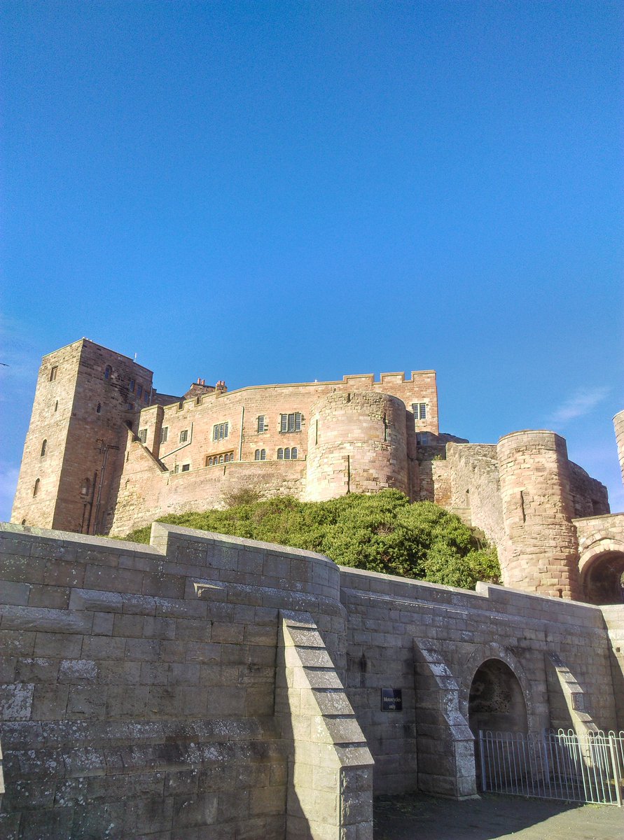 progrob's tweet image. Spot of sightseeing with @SnakecharmerGB today at @Bamburgh_Castle. Lovely day for it! 😊