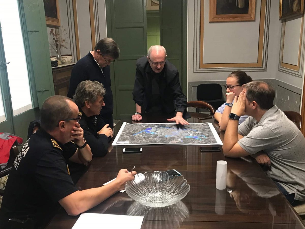 cotxe_18's tweet photo. Reunió urgent al @AjCarcaixent ⚠️

"Si la el punt A està ací i el arroba en el Eroski... Significa que l'arma homicida deu estar en la plaça Espanya!!!!" 
#CosetesDeRalli
#TiRalli 
@rallicarcaixent https://t.co/bO3FQd271Y