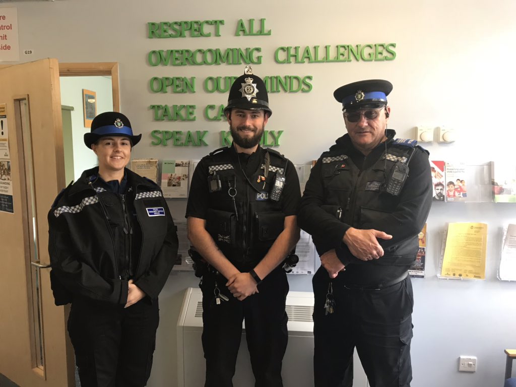 tvp_mk's tweet photo. #MKNHPT were at Great Linford Primary School today for #PlaygroundPatrol, a great community engagement tool which the children loved! Lots of hat wearing, hula-hooping and Fortnite dancing! We were even taught how to do The Floss 🕺🏼#P0968 #C9786 #C2833 https://t.co/8ua2FPCNA3