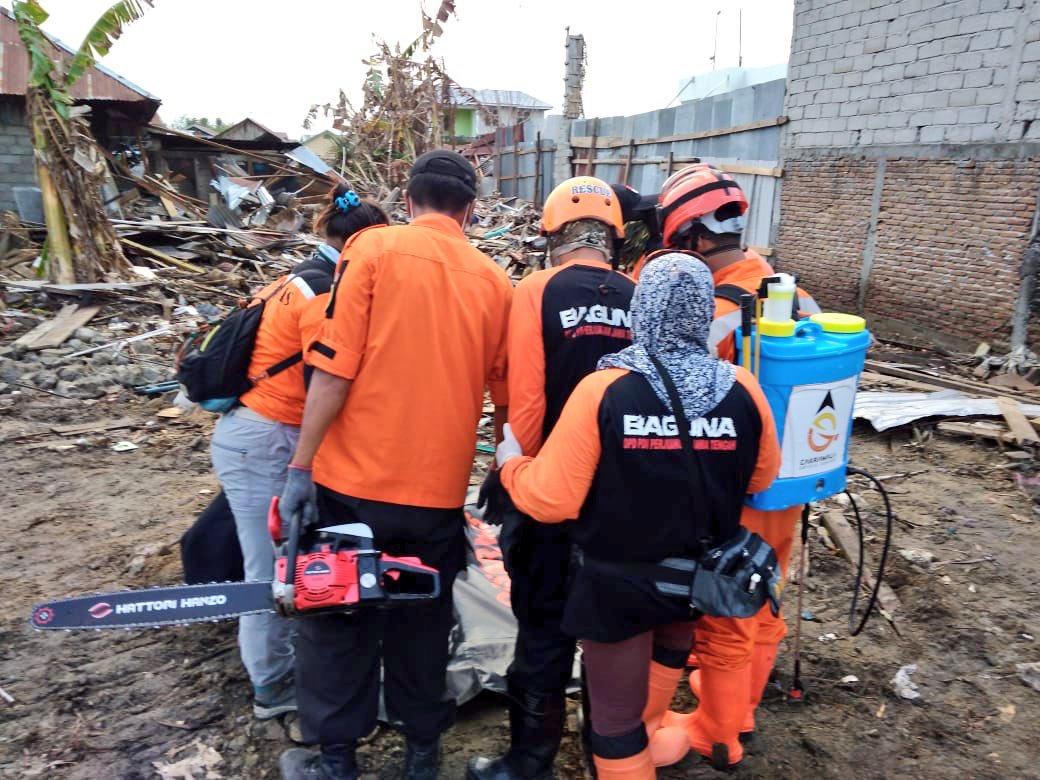 sss17mzd's tweet photo. RT PDI_Perjuangan: Relawan Badan Penanggulangan Bencana (Baguna) PDI Perjuangan bergabung Basarnas membantu evakuasi korban tsunami, jenazah berjenis kelamin laki-laki usia diperkirakan 7 tahun di Jl. Tembang Palu Barat Sulteng selanjutkan dimakamkan di … https://t.co/rzR2PDwpJY
