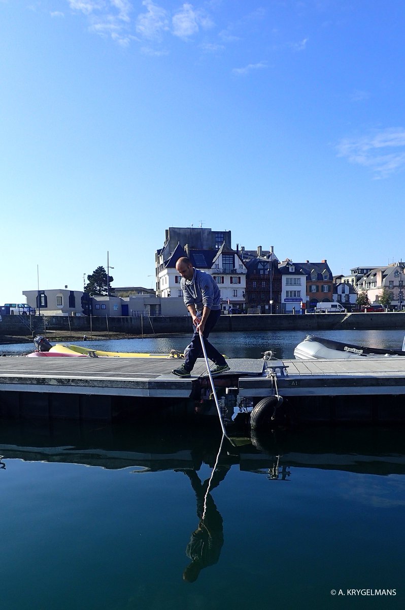 SBM_Concarneau's tweet photo. Récolte de #planctons sous le soleil concarnois par @SBM_Concarneau. Les élèves de 4ème du collège des Sables Blancs analyseront les différents organismes dès demain matin, lors de l'atelier plancton. https://t.co/e23ZA6ZClS