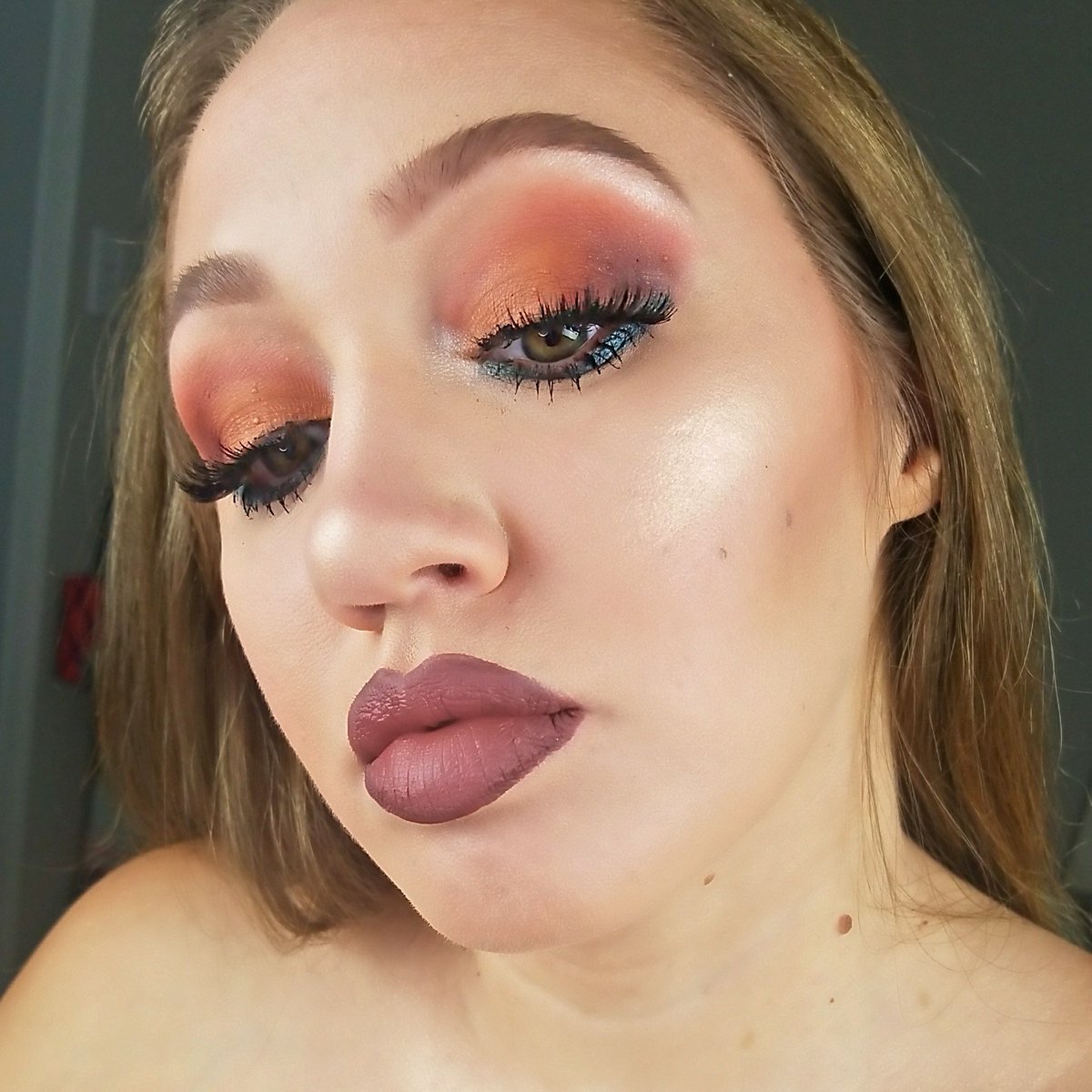 ShesBlessedx3's tweet photo. Full face of #LatinOwned makeup!
Eyes @alamarcosmetics #ReinaDelCaribeVol1 @jasmeannnn
@eylureofficial lashes #Jaybee
Brows @reinarebelde eye paint in
Highlight @dulzuracosmetics #SolDePlaya
Lips: a mix of @katvondbeauty crucifix and @vivecosmetics #Lupita
And @beautyblendor https://t.co/OccIzgPCsi