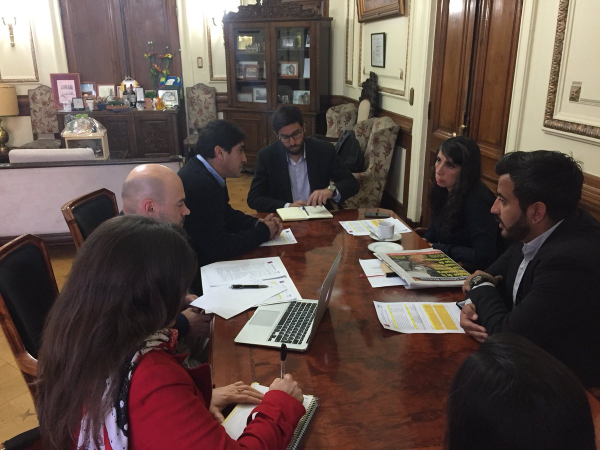 Calera_deTango's tweet photo. Alcalde suplente Marco Jofré y consejero @WhitedeChile, en reunión con Intendenta Metropolitana @KarlaEnAccion para priorizar proyectos que vayan en beneficio de #CaleradeTango y sus vecin@s. #CaleradeTangoMejor https://t.co/33PL32FM9e