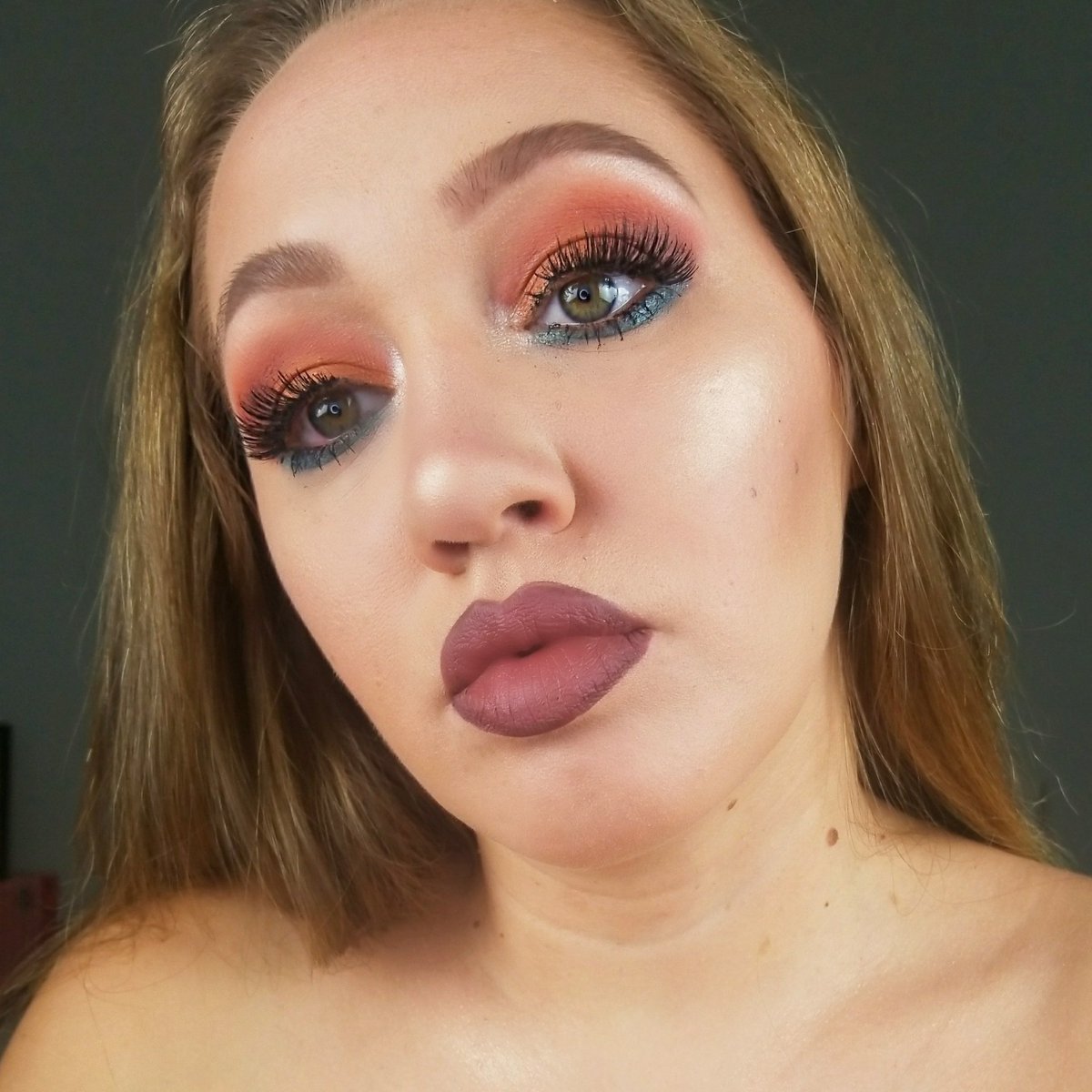 ShesBlessedx3's tweet photo. Full face of #LatinOwned makeup!
Eyes @alamarcosmetics #ReinaDelCaribeVol1 @jasmeannnn
@eylureofficial lashes #Jaybee
Brows @reinarebelde eye paint in
Highlight @dulzuracosmetics #SolDePlaya
Lips: a mix of @katvondbeauty crucifix and @vivecosmetics #Lupita
And @beautyblendor https://t.co/OccIzgPCsi