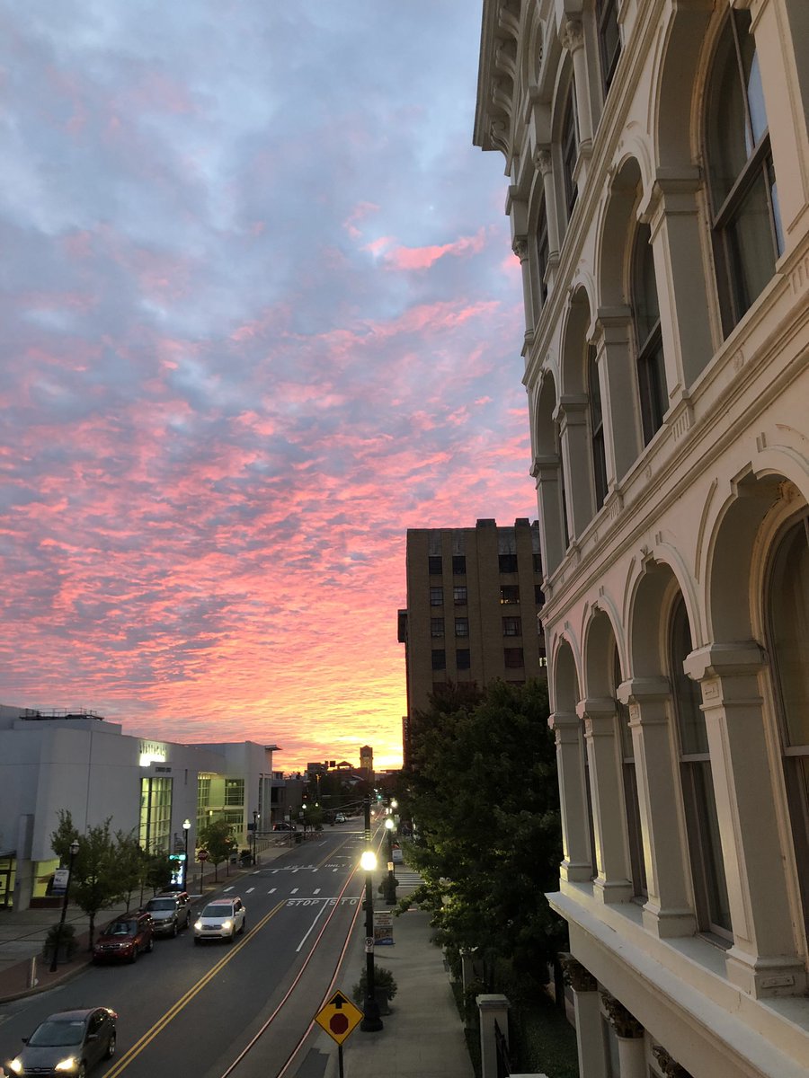 ErikHastings's tweet photo. View of the sunrise from the Capital Hotel in Little Rock. Work starts before the sun wakes up! #beyondyourbackyard #erikthetravelguy https://t.co/2Bclkm40d5