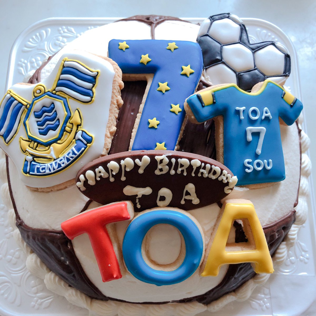 Meeeg Sur Twitter 斗空 待望の7歳になりました 爽くんの７ と喜んでますっ ケーキ はもちろん サッカー Fc今治 ユニフォームにはtoaとsou 片岡爽 アイシングクッキーもったいないから明日食べるらしいです 7歳も全力でfc今治