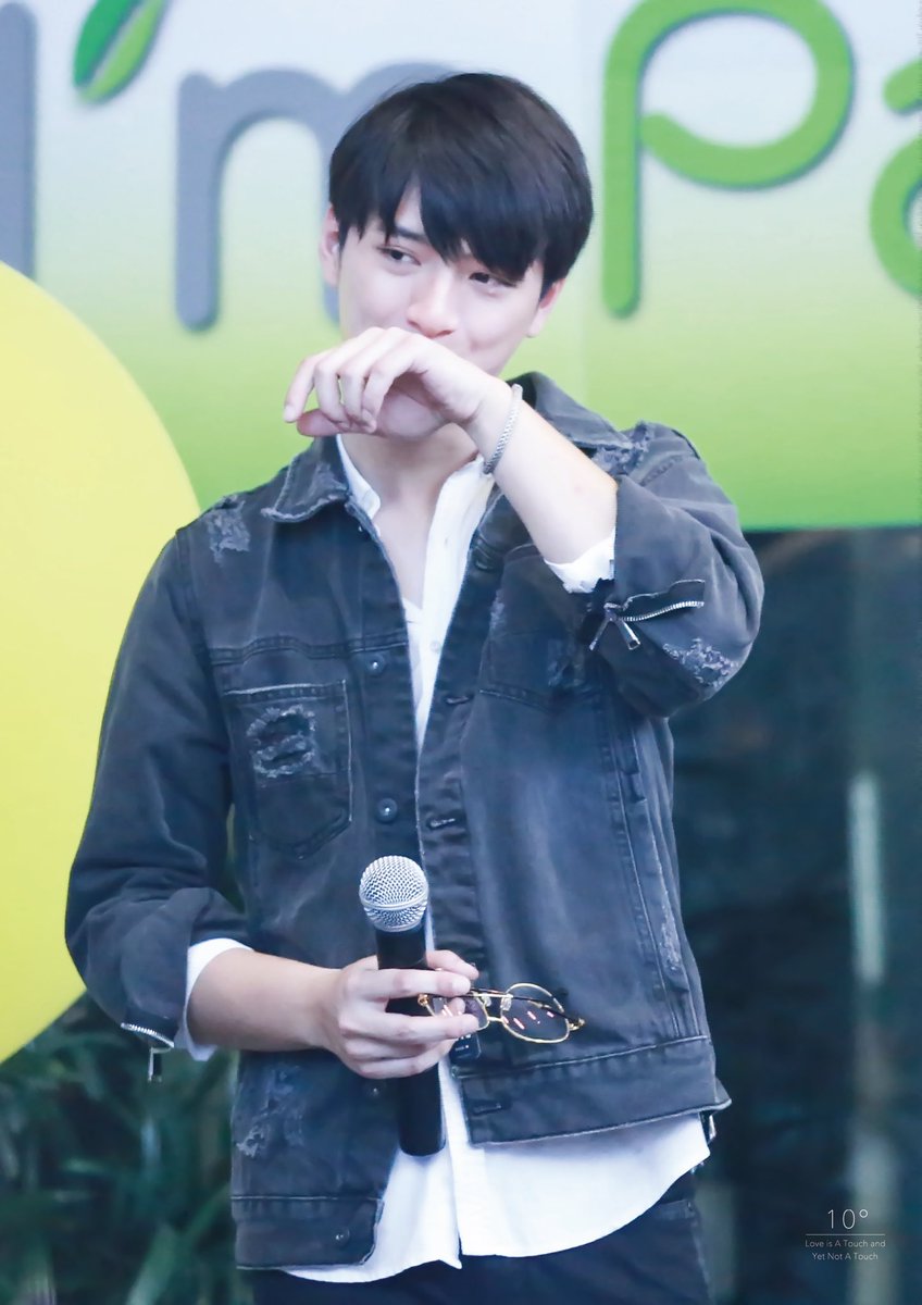 __10Degrees's tweet photo. To our dearest kit, we wish you health, wish you happy, wish you success, wish you all the best! 💕
Hope your tears dropped 
only because of happiness in the future! 💕
HBD💕
@kristtps #KristPerawat 
#CherishWithKrist https://t.co/rHfR9uCRCo