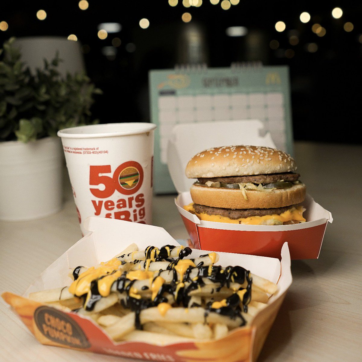 McDonalds_ID's tweet image. Jam segini enaknya sih tidur, eh malah lembur. Dibikin happy aja! Cobain Choco Pumpkin Loaded Fries dan lengkapi dengan #BigMacLoadedSet biar semangat lembur ga luntur :D Yuk pesan sekarang! #McDLoadedFries #BigMac50 #BigMac50Tahun