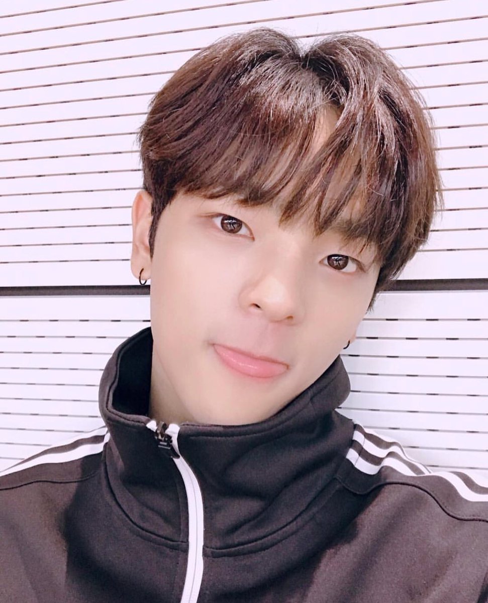 straykidsesp's tweet photo. [ INSTAGRAM UPDATE - #WOOJIN ] ♡ 181018.

Practicando para el Unveil 💪ㅎㅎ😎

#Woojin #unveil3 #iamyou #hwaiting!!
#StrayKids #스트레이키즈 #JYP 

[ @staywithmehhj ] https://t.co/0vM0Z0TGBC