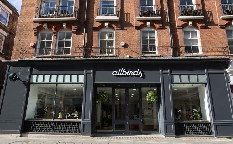 VisualRetaiIing's tweet photo. San Francisco-based luxury and sustainable footwear brand, Allbirds, has officially opened their debut European store at 121-123 Long Acre, in Covent Garden, London. 💯👟🌱
https://t.co/p07yO8yMKQ
#allbirds #london #retail #shoe #sustainable https://t.co/jMjuZLwpXW
