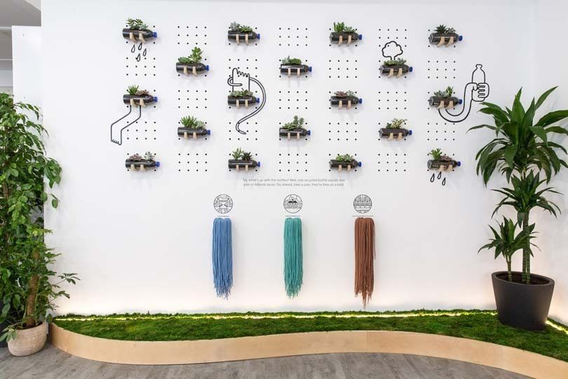 VisualRetaiIing's tweet photo. San Francisco-based luxury and sustainable footwear brand, Allbirds, has officially opened their debut European store at 121-123 Long Acre, in Covent Garden, London. 💯👟🌱
https://t.co/p07yO8yMKQ
#allbirds #london #retail #shoe #sustainable https://t.co/jMjuZLwpXW