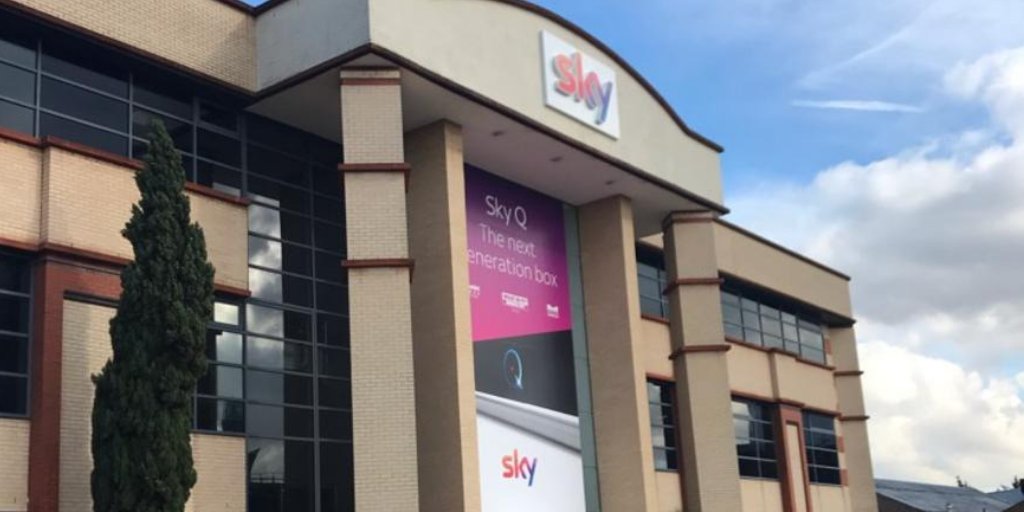 leadchallenges's tweet photo. WE HAVE ARRIVED // Don't forget we are live on @SkyNews on the @KayBurley show from 3 pm !! Learn more about what we do, The Mind Over Matter team and @RAAMRaces Challenge they are taking on next year. #MOMteam https://t.co/qMlLocDhvO