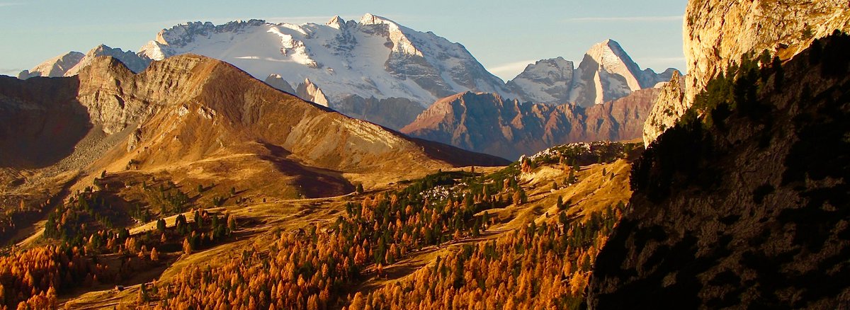 DolomitesUNESCO's tweet photo. #Marmolada, un #diamante incastonato fra i fili d'oro dei boschi di larice... 
Siamo nel #PatrimonioMondiale #Dolomiti #UNESCO, uno dei 54 siti UNESCO del nostro Paese * #Italia #worldheritage #autunno #18ottobre #travel https://t.co/8hb9EKOI8Z