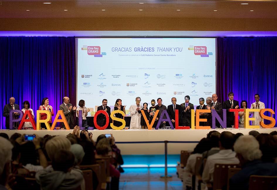 SJDbarcelona_es's tweet photo. Celebramos el inicio de las obras del #SJDPediatricCancerCenter, un acto en el que se han hecho un “Para los valientes” con 100 mil Legos. Y una gran noticia: parte de los donantes completarán  los 30 millones de euros de la primera fase. 🎉🎉🎉👉https://t.co/4DvdWX3I8S https://t.co/Sq6HGYESYq