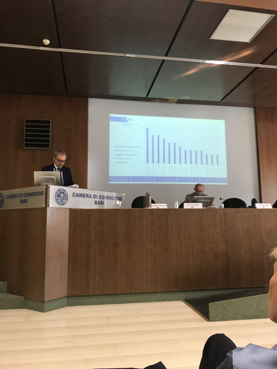 #RiccardoRescinti Il marketing è orientamento! <a href="/SIMktg/">SIMktg</a> #marketing