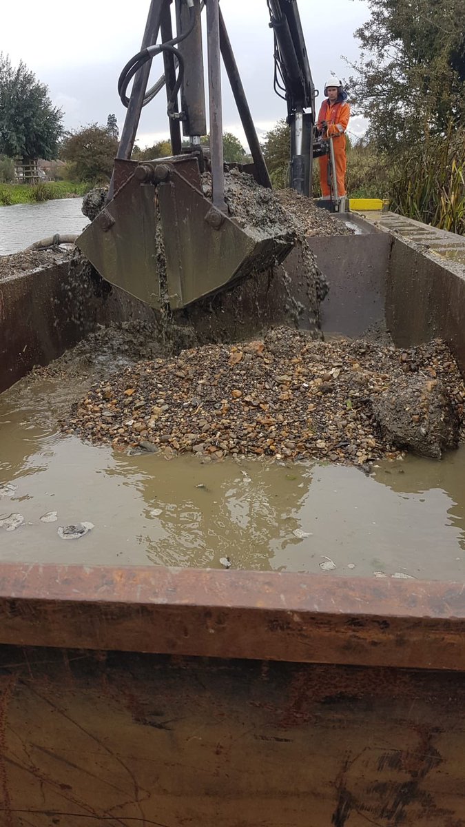 Ang_WaterwaysEA's tweet photo. (1/2) Our 2018/19 #WinterWorks programme has got underway on the #RiverNene on our @EnvAgencyAnglia Waterways.  Here some #dredging or what we call #ShoalReprofiling at #Denford #DenfordLock downstream where the back channel rejoins the main #navigation channel &amp; deposits all>>>. https://t.co/prOX4hO2HB