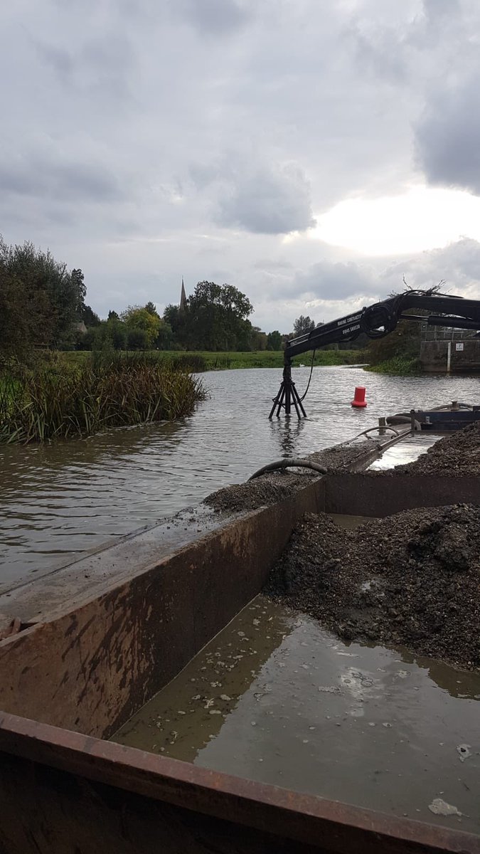 Ang_WaterwaysEA's tweet photo. (1/2) Our 2018/19 #WinterWorks programme has got underway on the #RiverNene on our @EnvAgencyAnglia Waterways.  Here some #dredging or what we call #ShoalReprofiling at #Denford #DenfordLock downstream where the back channel rejoins the main #navigation channel &amp; deposits all>>>. https://t.co/prOX4hO2HB
