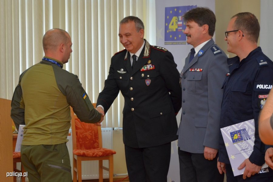 SP_Slupsk's tweet photo. Policjanci z Europy zakończyli szkolenie LET4CAP w @SP_Slupsk Mówiono o misjach stabilizacyjnych UE. Wykładowcami byli doświadczeni funkcjonariusze, którzy pełnili już służbę na misjach. Więcej zdjęć i wywiady video dostępne są na stronie: https://t.co/CXB6Rs2Rzs #LET4CAP https://t.co/uncNhRoW37