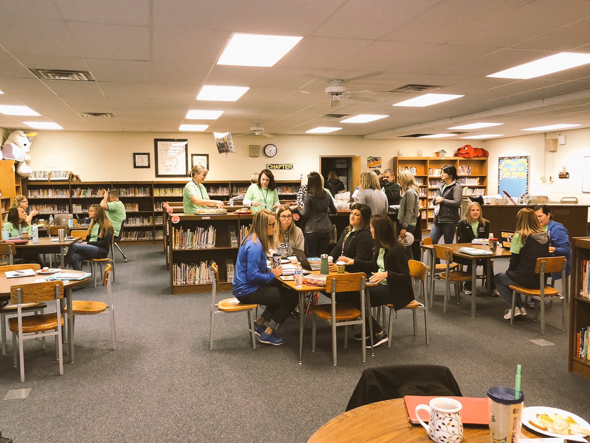 awlsmo's tweet photo. Collaborating and celebrating this morning during the staff meeting! #endoffirstquarter #birthday #schooldata https://t.co/DVVWaM1ScU