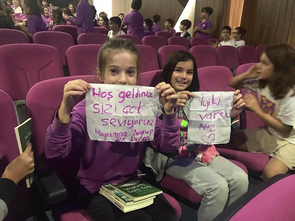 ugurokullariylv's tweet photo. Yazar Renan Özdemir öğrencilerimizle kampüsümüzde bir araya geldi 📚 #UğurluOlmak https://t.co/7yjzcsAeMP