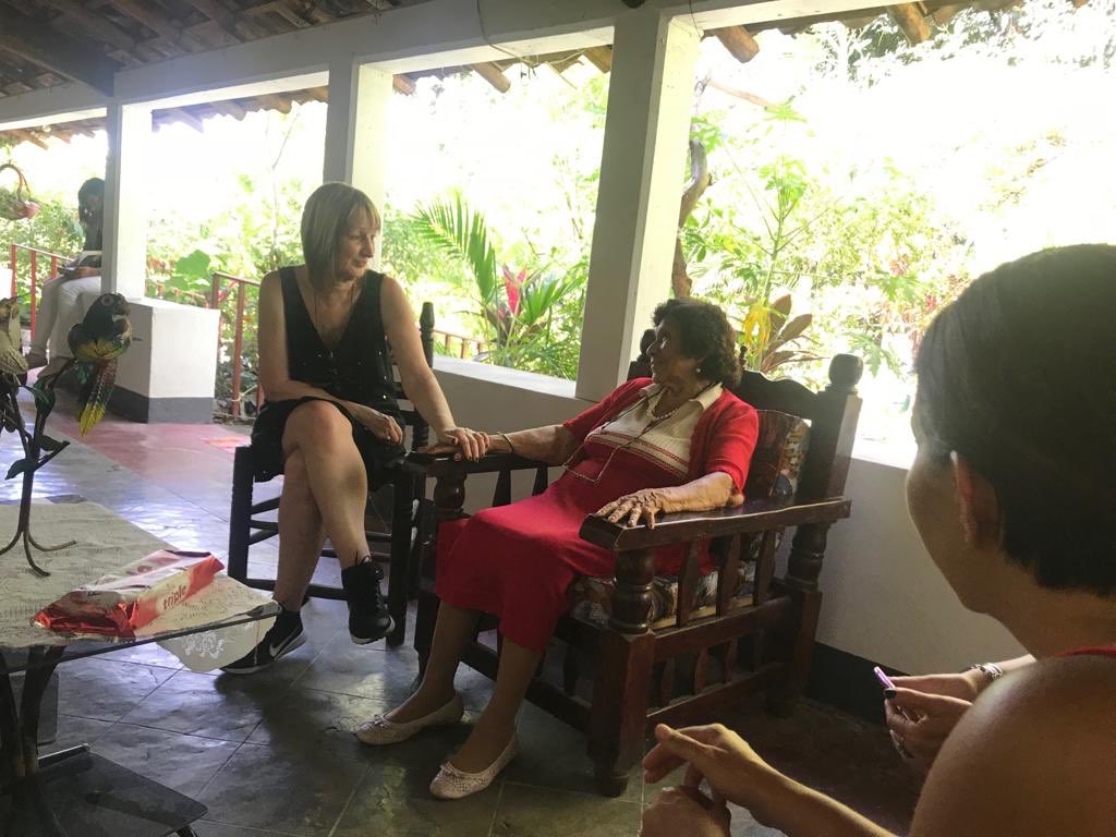 RedMxC's tweet photo. #MujeresxlaCultura visitando a #MamáTeo una GRAN #PromotoraCultural GRACIAS por el magnífico libro que nos regaló #Coatetelco #Morelos https://t.co/I7HSY7py2k