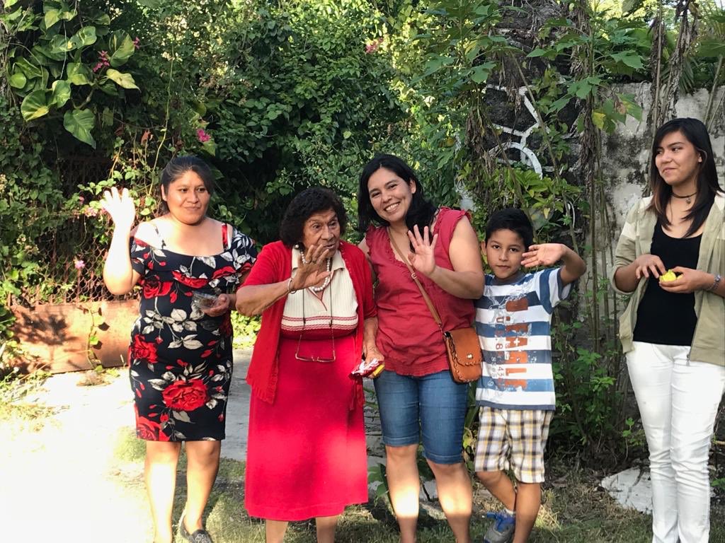 RedMxC's tweet photo. #MujeresxlaCultura visitando a #MamáTeo una GRAN #PromotoraCultural GRACIAS por el magnífico libro que nos regaló #Coatetelco #Morelos https://t.co/I7HSY7py2k