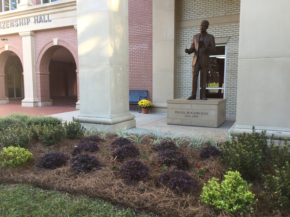 LuckydayUSM's tweet photo. Frank has a spruced up view this morning! Thank you to @USMPhysPlant for adding in some new plants in our flower beds! ๐๐ค#SMTTT https://t.co/IS12xo9ssB