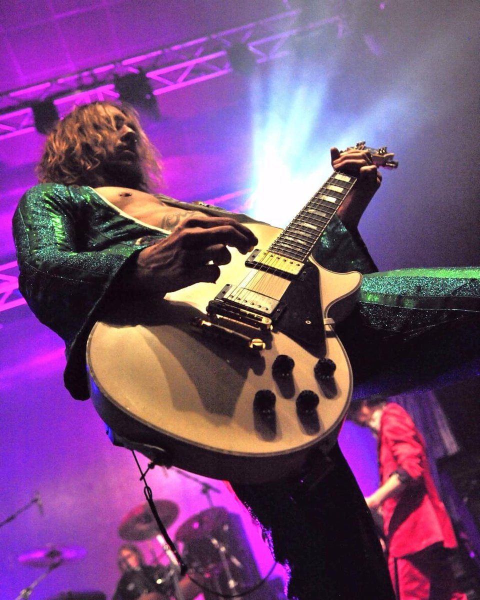 TDKJusettes's tweet photo. Epic photogallery part 1 from #tourdeprance
📸 Carl Chambers for @rushonrock
Newcastle, November 27th 2017
#justinhawkins #jushawk #tdkjusette #theactualdarkness #thedarkness #musicphotography #concertphotography #livemusic #rockandroll #hardrock #rockstar #frontman #singer https://t.co/0Vobd0qtgq