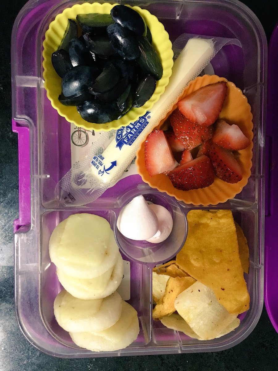MamaEnApuros507's tweet photo. El #LunchboxDelDia de #AnaTerremoto
🍴Uvas
🍴#CrystalFarmsCheese Wisconsin String Cheese
🍴@driscollsberry Fresas
🍴Merengues
🍴#LaRealFoods MiniArepas c/Queso Mozzarella #ProductosRimith
🍴#InkaCrops InkaChips Veggie Chips Classic
En @yumboxlunch lunchbox de @moreandcopanama https://t.co/ouVDrSIwls