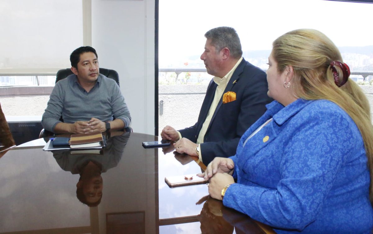 MIT_Ecuador's tweet photo. #MTOPInforma: Viceministro de Infraestructura @ricardopaula75 mantuvo reunión de trabajo con el Alcalde de Guaranda, @RamssES_Mashi, se trató temas de vialidad en la zona. https://t.co/zEOhlT0RZx