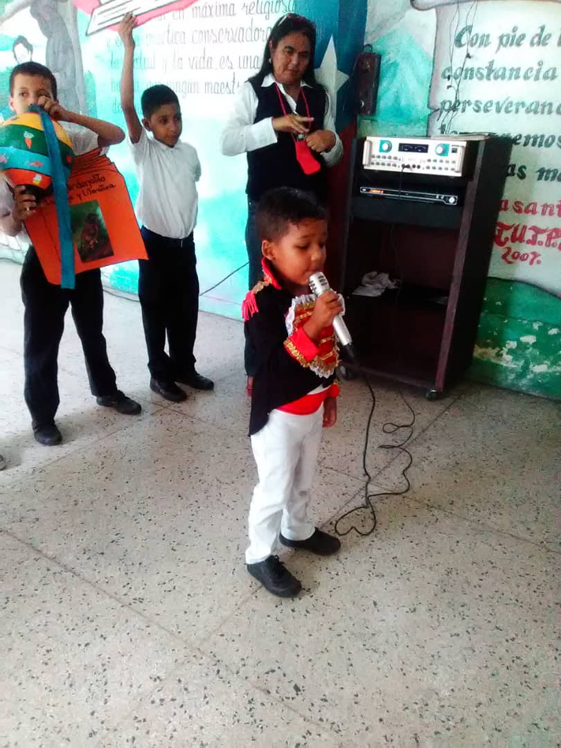 NohemiR5665's tweet photo. #Caroni en el XIX Aniversario de Escuelas Bolivarianas con Experiencias Significativas Sede UEB Dr José Angel Ruiz #ChavismoEsPatriaLibre  @NicolasMaduro @psuvaristobulo @MPPEDUCACION @sheieduc @RosangelaOrozco @gtorodelara @SaIaBolivar #EducaciónDeCalidad https://t.co/lCl8nxlFGi