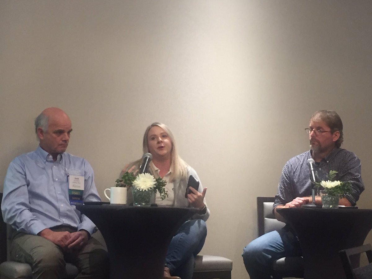 We're currently listening to a fascinating panel discussion about #reusec as a"Green Economy Creator". #reuseconex