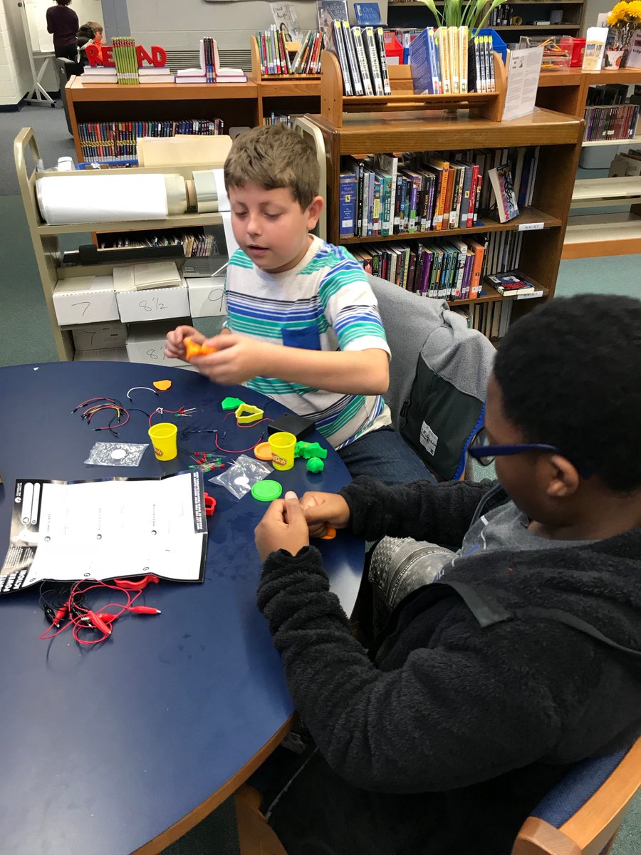 dmsdcps's tweet image. Ms Mellick&apos;s Gen Block is in a Maker Space lab creating and exploring. #DMSGens #DMSProud #DMSLib
