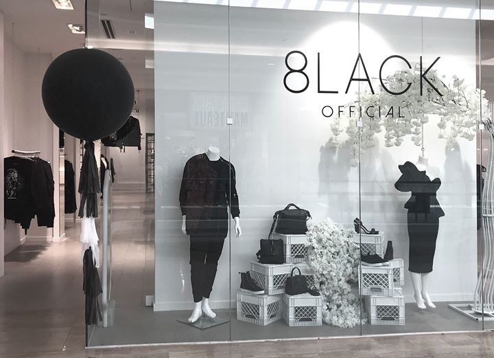 La nouvelle boutique 8LACK offre une gamme complète de vêtements et d’accessoires exclusivement noirs, à la fois avant-gardistes et utilitaires, tout en appuyant les plus récents designers de Montréal et du monde entier.