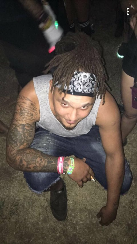 jakeeb2002's tweet photo. Can't wait to be at edc an be able to look to either side an see Tripp an Ian then be able to look down an see Jordan crouching smoking a cigarette Talkin about some 'shouldnt have ate that whole bean' https://t.co/gG1Rw9hg4P