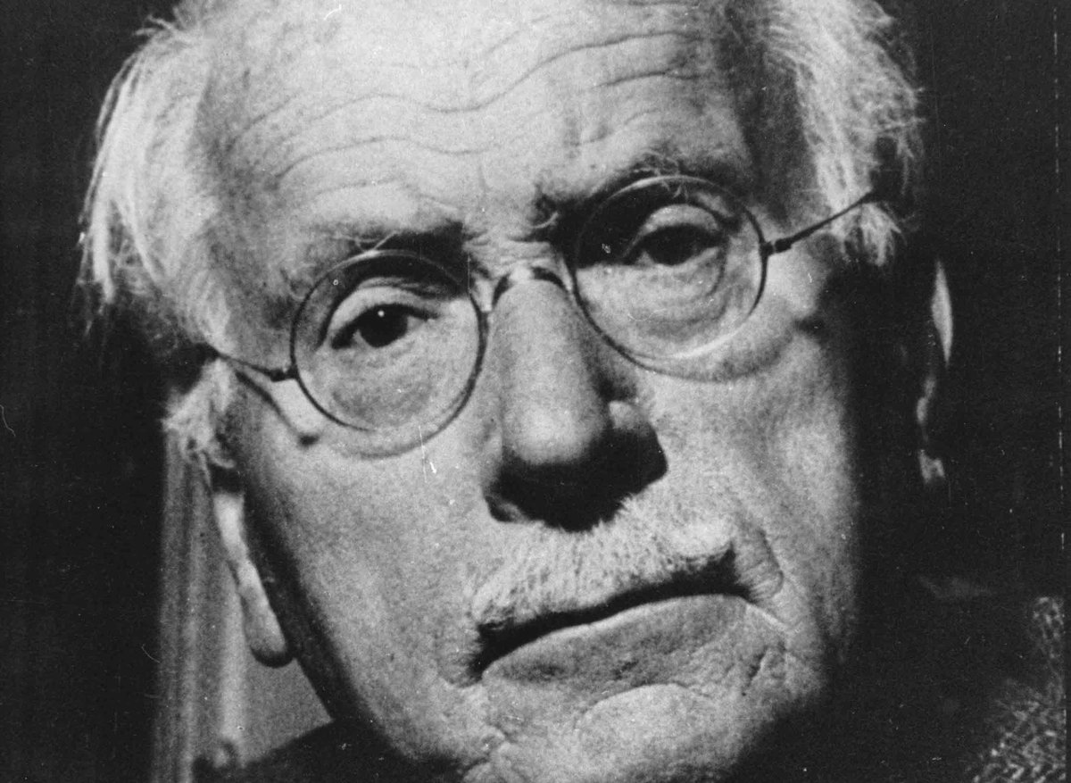 "De niño me sentía solo, y todavía me siento así, porque sé cosas e insinúo cosas que otros parecen no conocer y no quieren saberlas. La soledad consiste en no poder comunicar las cosas  o  callar ciertos puntos de vista que otros encuentran inadmisibles".

Carl Gustav Jung
