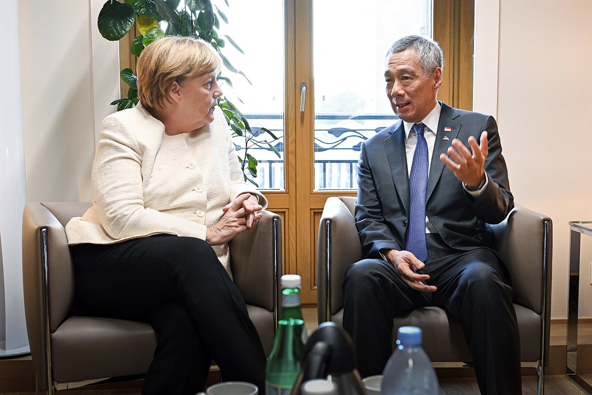 Kanzlerin Merkel unterhält sich mit Singapurs Minitserpräsidenten Lee.