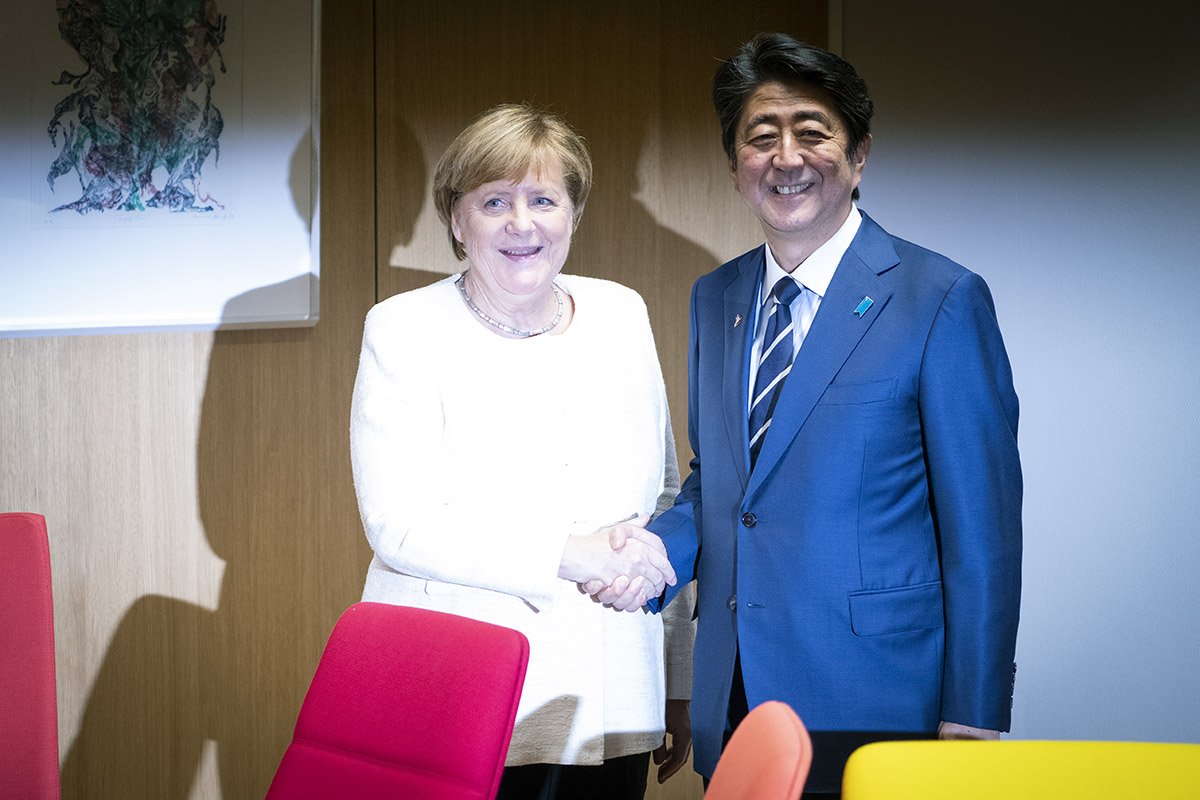 Kanzlerin Merkel beim Shakehandmit Japans Ministerpräsident Abe